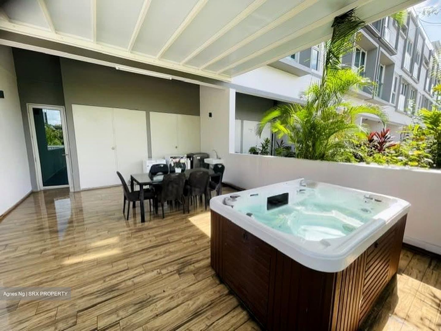 West Coast Drive (D5), Terrace #575296501
